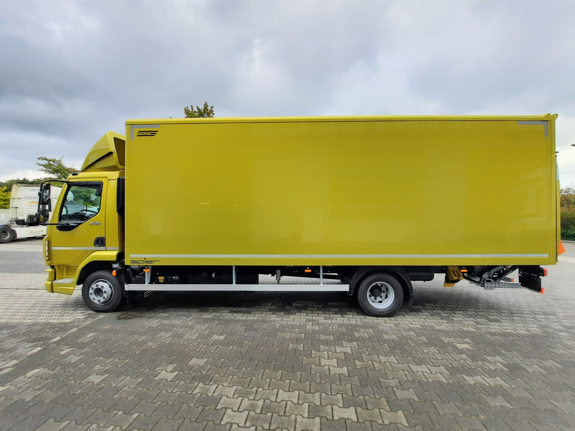 Bild DAF XB 230 FA 12t mit SPIER Athlet Kofferaufbau (Plywood)