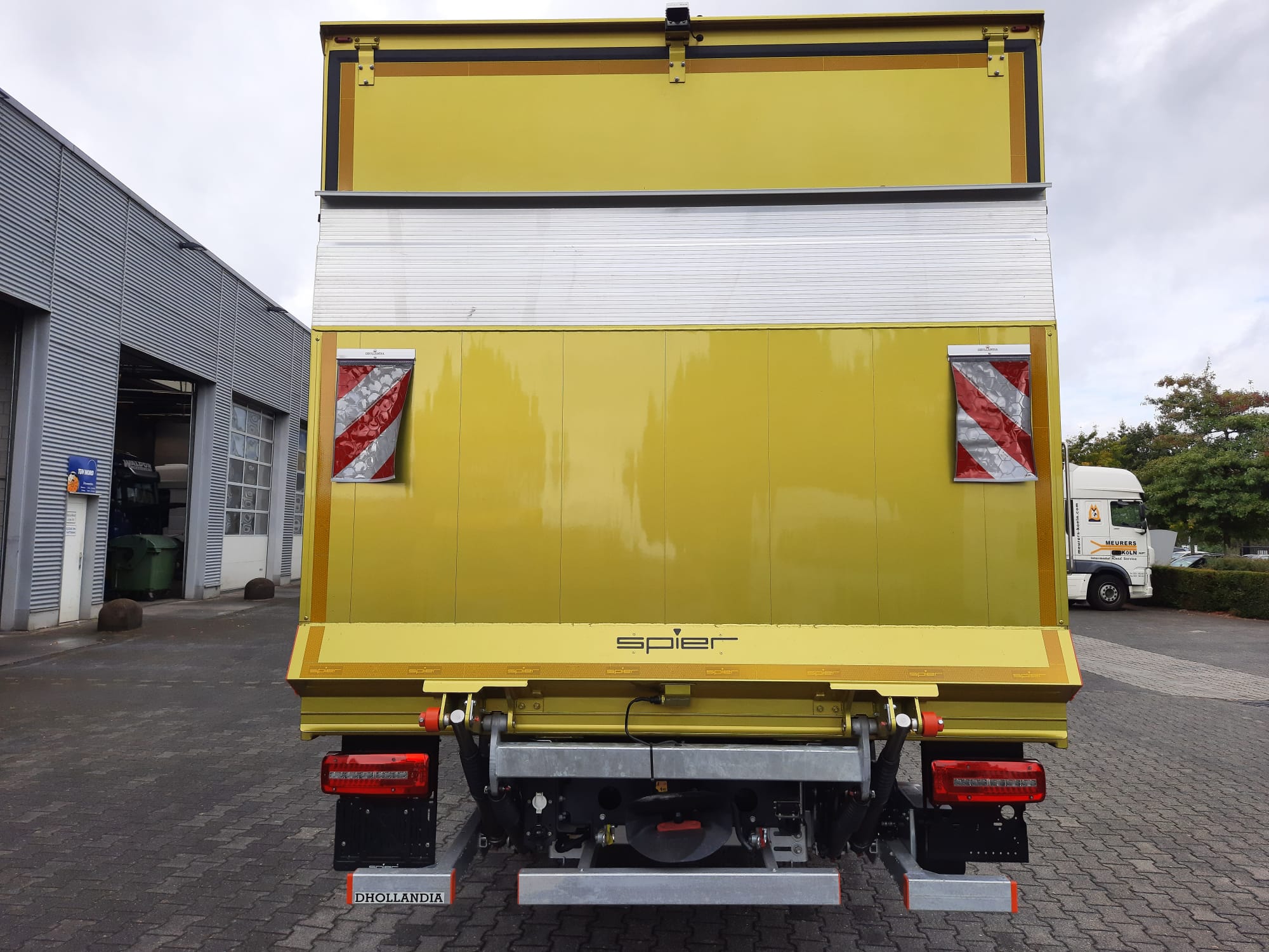 Bild DAF XB 230 FA 12t mit SPIER Athlet Kofferaufbau (Plywood)