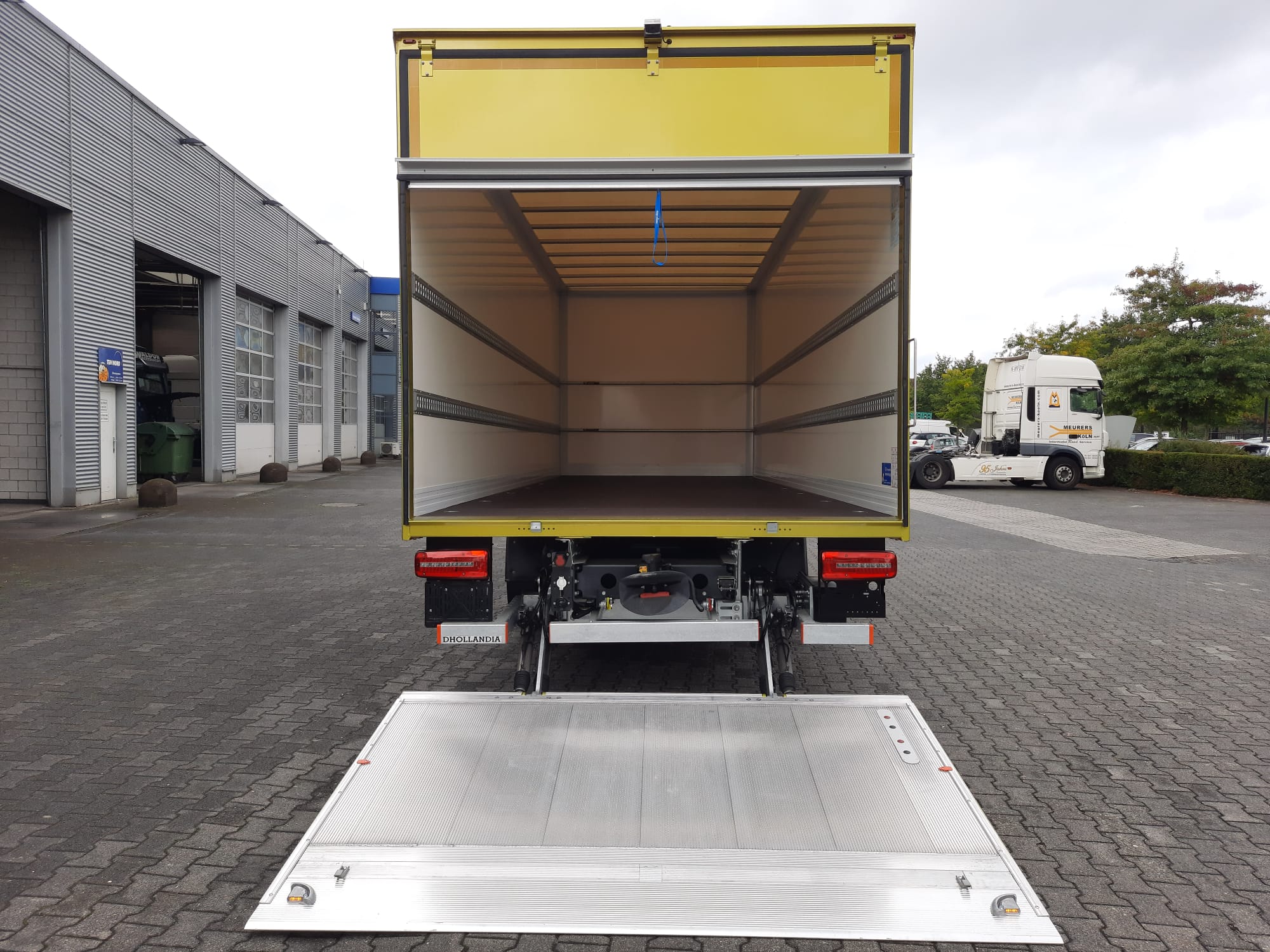 Bild DAF XB 230 FA 12t mit SPIER Athlet Kofferaufbau (Plywood)