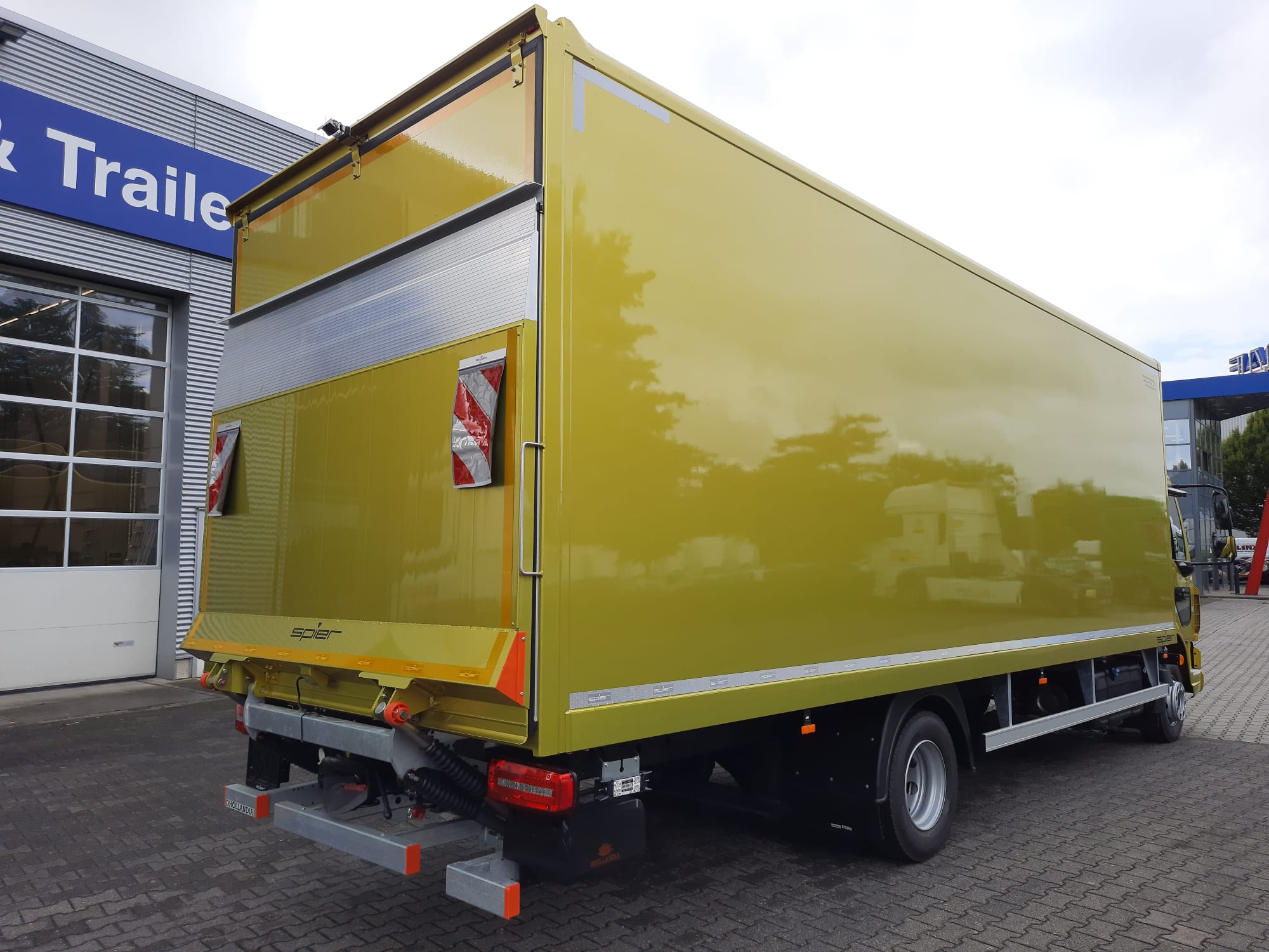 Bild DAF XB 230 FA 12t mit SPIER Athlet Kofferaufbau (Plywood)